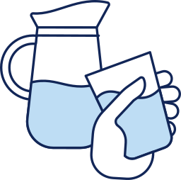 Une carafe et un verre d'eau rempli
