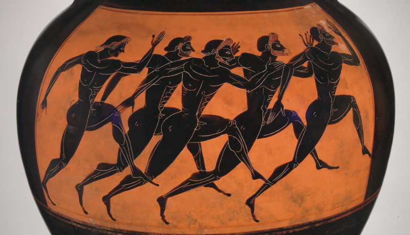 Cinq individus masculins pratiquent la course à pied.