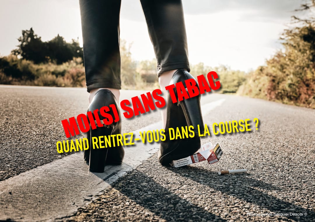 Photographie d'une personne écrasant un paquet de cigarettes.